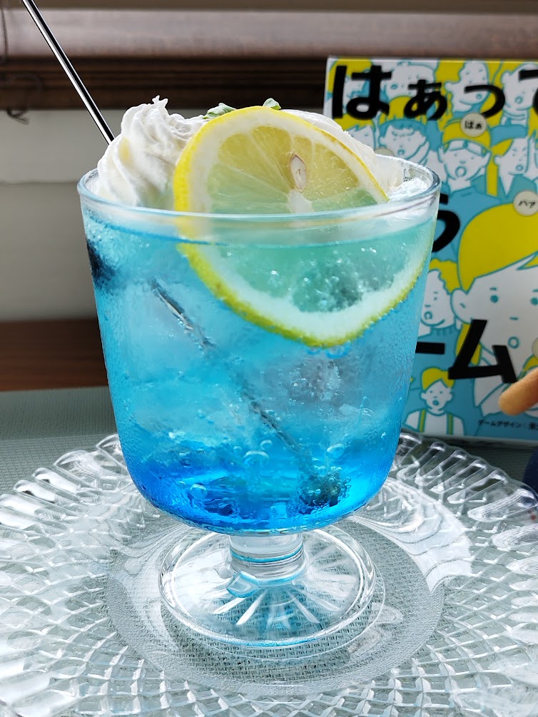 ゲームバー京都の青いクリームソーダ