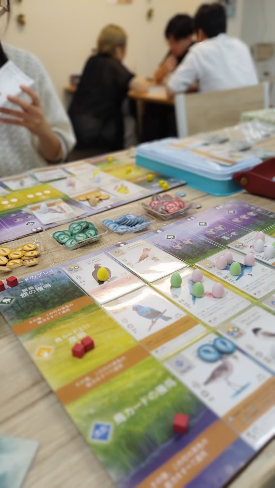 店内でボードゲームを楽しむ様子